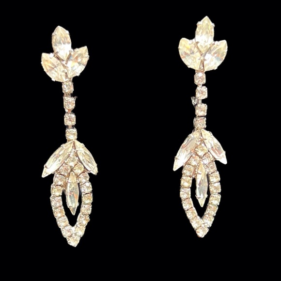 Vintage Jewelry - VINTAGE CLEAR RHINESTONE OR CRYSTAL SILVER TONE DROP CLIP ON EARRINGS